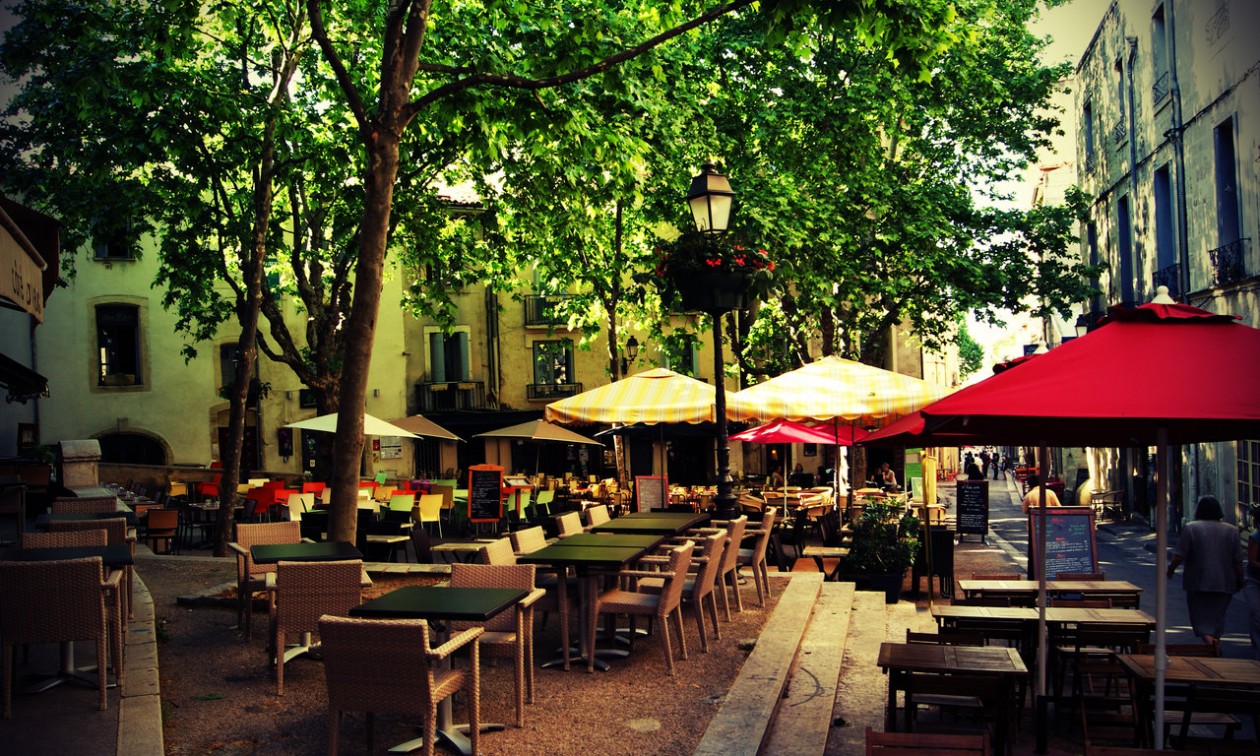 SUR LA TERRASSE D'UN CAFÉ.